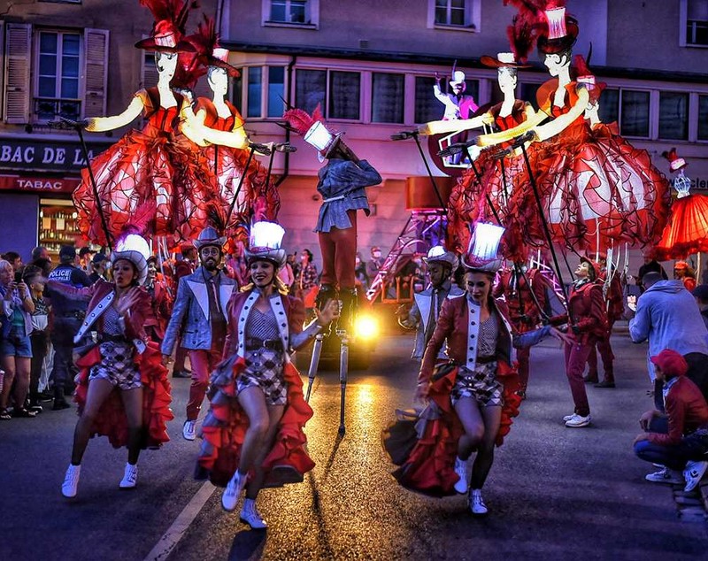 Recomandare de weekend: Festivalul de Teatru de Stradă din București. Râul Dâmbovița, scenă pentru „două spectacole nocturne pe apă”