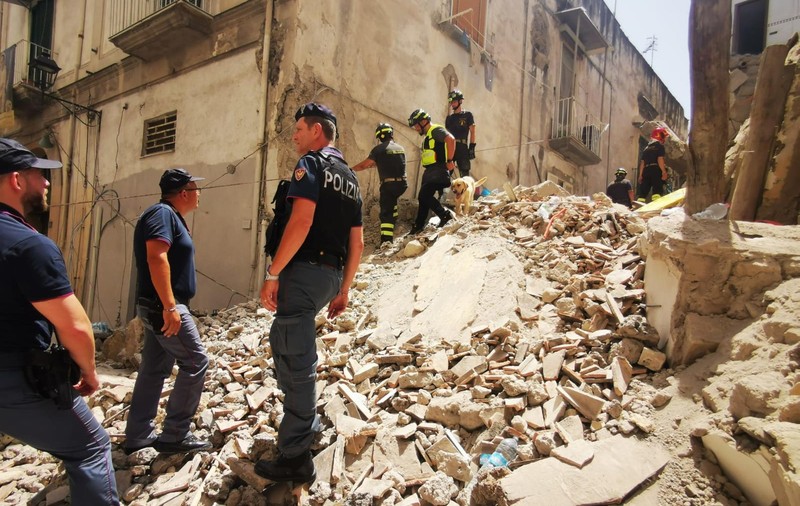 Bloc de trei etaje, prăbușit în provincia italiană Napoli. Trei oameni au fost scoși în viață de sub dărâmături