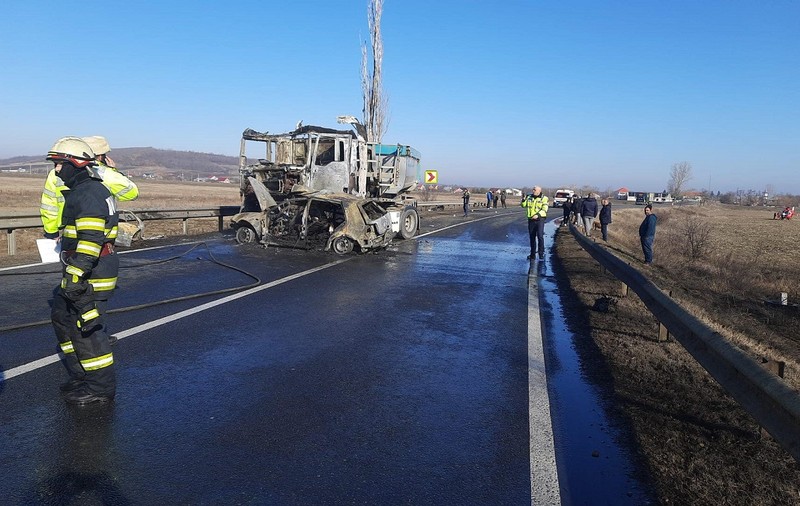 Tineri de 18 și 19 ani, arși de vii într-o mașină care a intrat într-un camion, la Berheci, în Galați / VIDEO