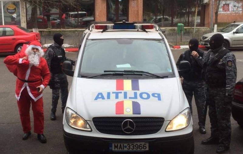 Moș Crăciun a folosit duba mascaților pe post de sanie ca să ducă daruri copiilor din Teleorman și Iași