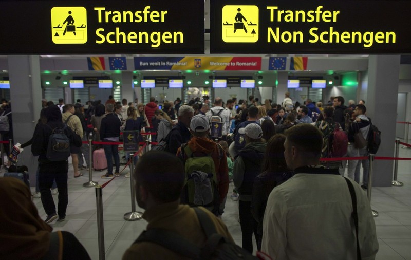 România a intrat în Spațiul Schengen aerian și maritim. Momentul în care primele persoane trec fără controlul pașapoartelor pe Aeroportul Otopeni. „Extinderea terestră va fi politică”