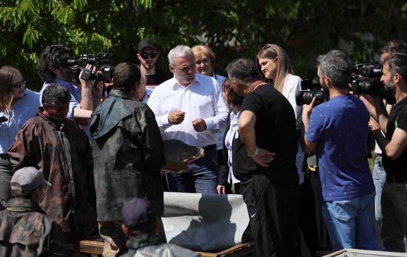 FOTO | Dragnea continuă promisiunile electorale: "A venit timpul să relansăm și piscicultura, oameni buni!"