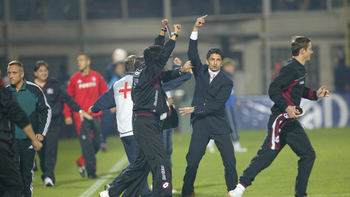 Deputatul PSD Florin Iordache, pasionat de pescuit sportiv, cu gesturi de fotbalist. Ce gesturi obscene au făcut Răzvan Lucescu, Stelea, Ioan Andone sau Gigi Becali