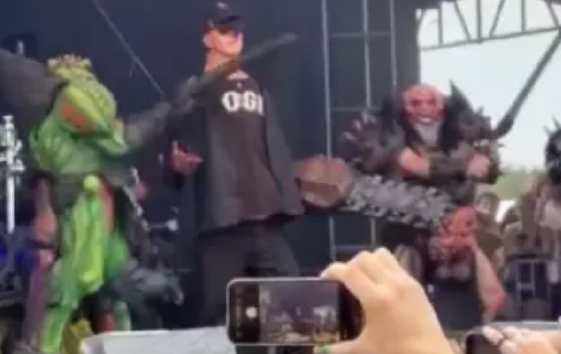 Trupa de heavy metal Gwar a decapitat un manechin Elon Musk și l-a „ucis” pe Donald Trump. Totul s-a petrecut pe scenă, la un concert din SUA | VIDEO