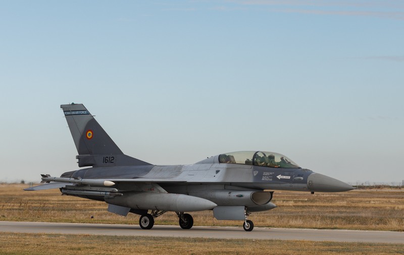 Ministrul Apărării: „Piloţii români au început pregătirea în cadrul Centrului European de Instruire F-16 de la Feteşti”