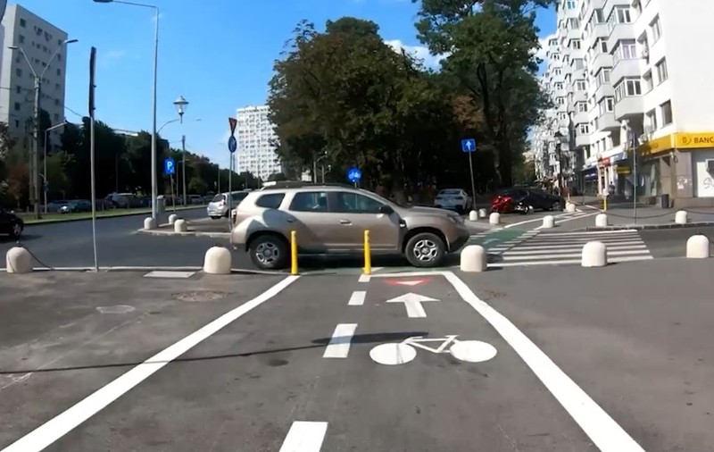 VIDEO | Experimentul unui bucureștean: a mers cu bicicleta pe pista inaugurată noaptea de primarul Băluță și a dat peste vânzători ambulanți și mașini parcate