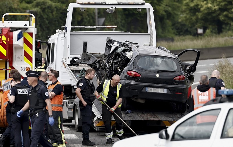 O adolescentă de 16 ani, găsită în viață în mașina în care au decedat trei polițiști, într-un accident cu 4 morți, în Franța