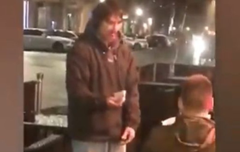 VIDEO | Ce a făcut un om al străzii după ce a cerut bani și a primit cardul cu tot cu PIN