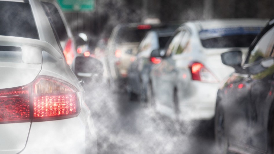 Imaginea surprinde traficul bară la bară și poluarea aerului cauzată de emisiile de eșapament ale mașinilor