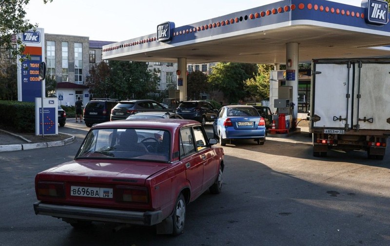 Prăbușirea industriei auto din Rusia: vânzările de mașini noi scad cu 30%, sute de dealeri închiși și 150.000 de locuri de muncă în pericol