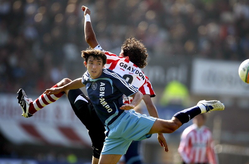 epa01141271 Ajax Amsterdam's George Ogararu (front) struggles for the ball with Sparta Rotterdam's Nourdin Boukhari during thyeir Dutch premier league soccer match in Rotterdam, Netherlands, 07 October 2007. EPA/OLAF KRAAK
