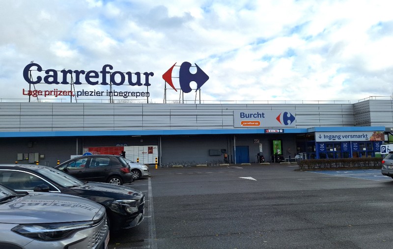 Angajații din toate magazinele Carrefour primesc 50% bonus ca să vină la lucru duminica, zi în care e pentru prima oară deschis, în Belgia
