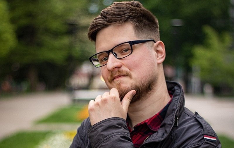 Un blogger cunoscut a fost împușcat mortal în centrul orașului polonez Poznan, în fața logodnicei sale, de fostul iubit al tinerei. Criminalul și-a tras, apoi, un glonț în cap