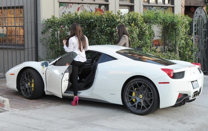 Nu are niciun fel de talent, dar conduce un Ferrari în valoare de 325.000 $ | FOTO