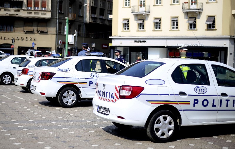 Zece persoane de la ISCTR Timișoara, care „închideau ochii” la controalele în trafic, reținute pentru mită
