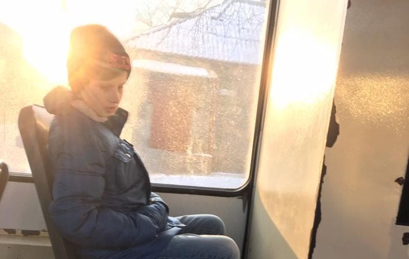 Gestul unui copil a impresionat o țară întreagă. A oprit un troleibuz pentru a ajuta o bătrână