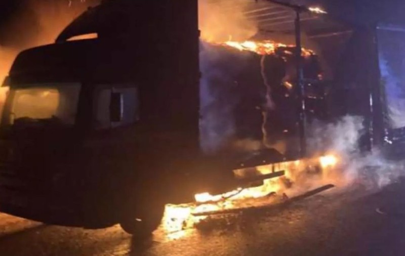 Un autocamion încărcat cu deșeuri din carton a luat foc pe autostradă, în județul Alba. VIDEO