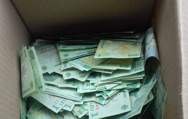 Un șofer român de TIR și-a primit salariul în cutii de carton, în monede de 50 de bani și bancnote de un leu