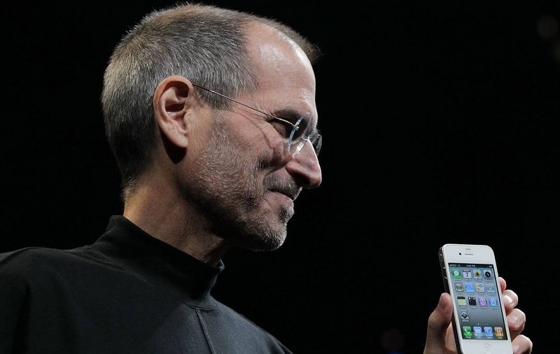 Steve Jobs, în timpul conferinței Apple WWDC din 2010, ocazie cu care a prezentat, în premieră, iPhone 4.
