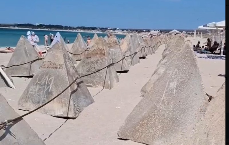 Ocupanții ruși instalează dinți de dragon pe plaje din Crimeea și îi supără pe turiști: „Întâmplări istorice au loc în viața noastră”
