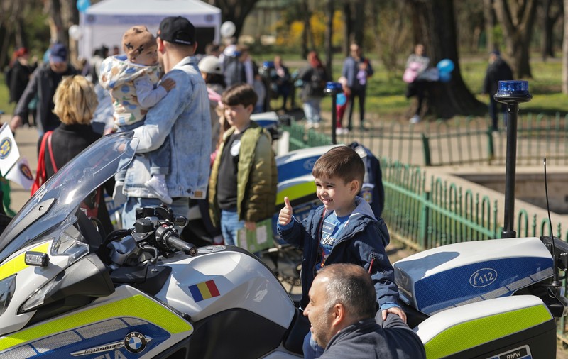 FOTO. Ziua Poliției Române, sărbătorită în avans. Sute de persoane în Parcul Herăstrău, unde au putut vedea echipamentele din dotarea Poliţiei