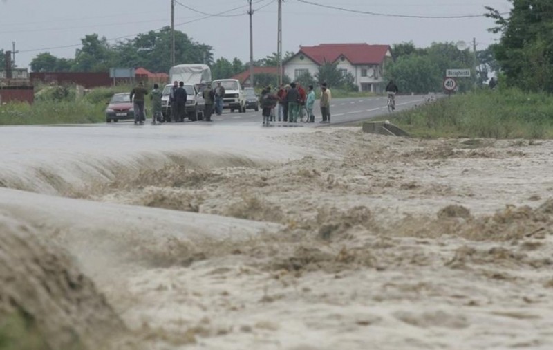 Trafic blocat în Sibiu din cauza apei scurse pe carosabil