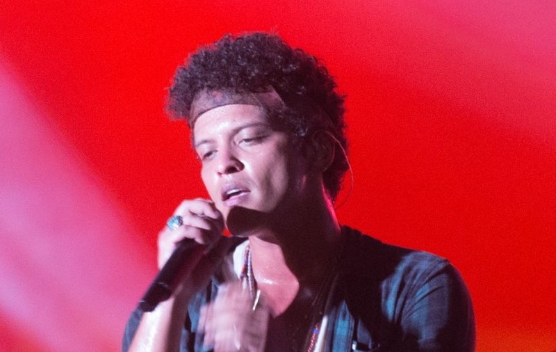 BOMBĂ! Ce e o diferenţă de 16 ani în dragoste? Bruno MARS se iubeşte cu JENNIFER Lopez