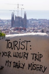 Un mesaj adresat turiștilor a apărut pe un zid din Barcelona: "Excursia ta de lux, suferința mea de zi cu zi"
