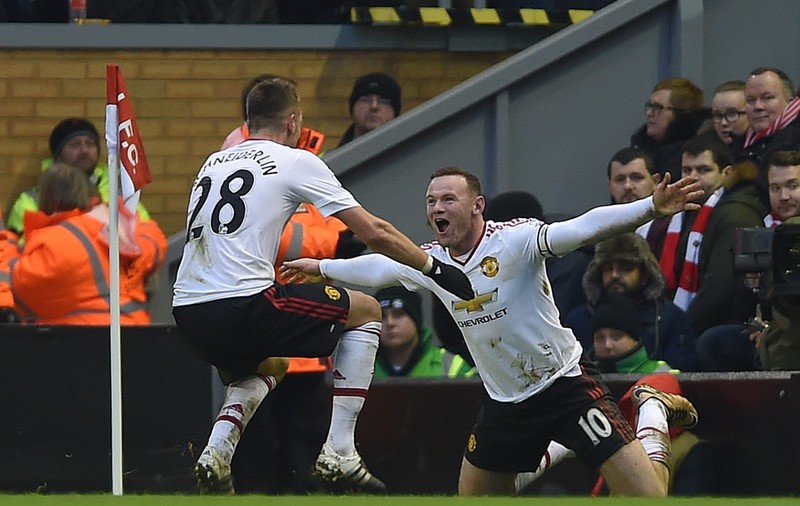 Manchester United a câștigat derby-ul etapei a 22-a din Premier, de la Liverpool. Rooney a adus victoria oamenilor lui Van Gaal! / VIDEO