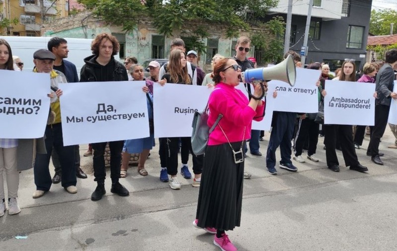 Protest al apropiaţilor oligarhului Şor în faţa Ambasadei României la Chişinău. Ce nemulțumire au
