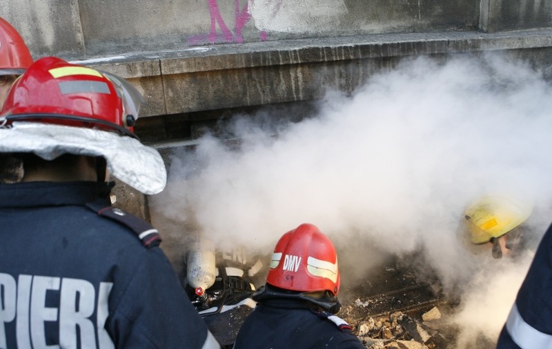 O persoană a murit şi alte două au fost rănite într-un incendiu, în Bucureşti 