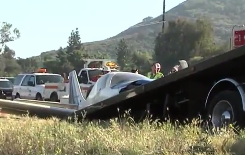Accident teribil! Femeie ucisă de un avion! Aparatul de zbor s-a prăbușit pe mașina în care se afla / VIDEO