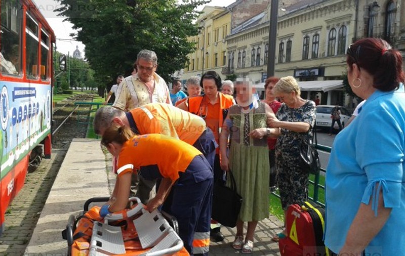 Incident șocant în Arad. O femeie a fost târâtă de tramvai câțiva metri, de-a lungul stației
