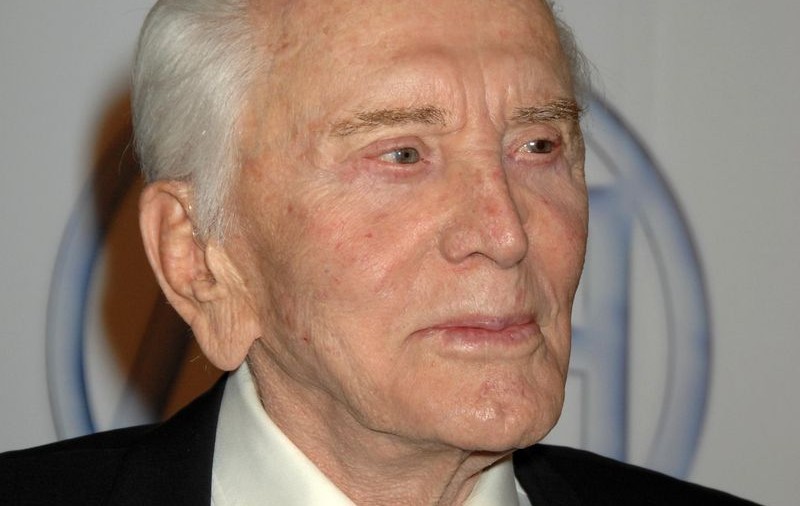 Kirk Douglas şi-a fracturat piciorul
