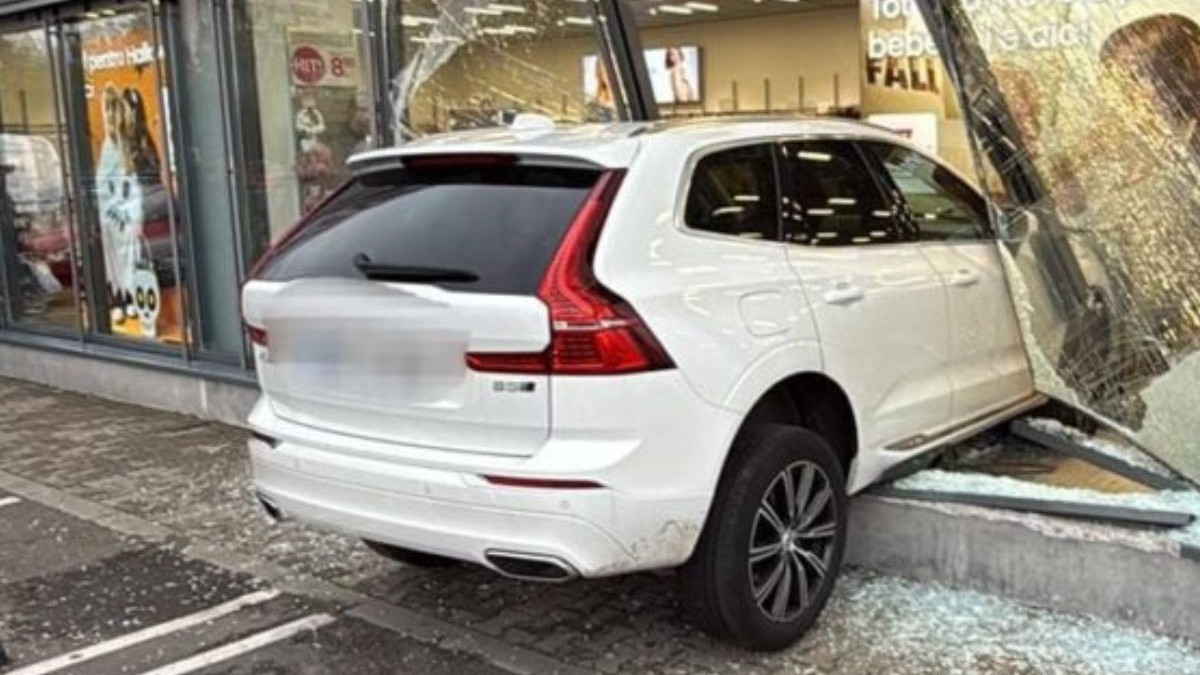 un volvo XC60 alb, izbit și trecut pri geamurile supermarketului kaufland din Brăila, carierul Viziru, 9 octombrie 2025