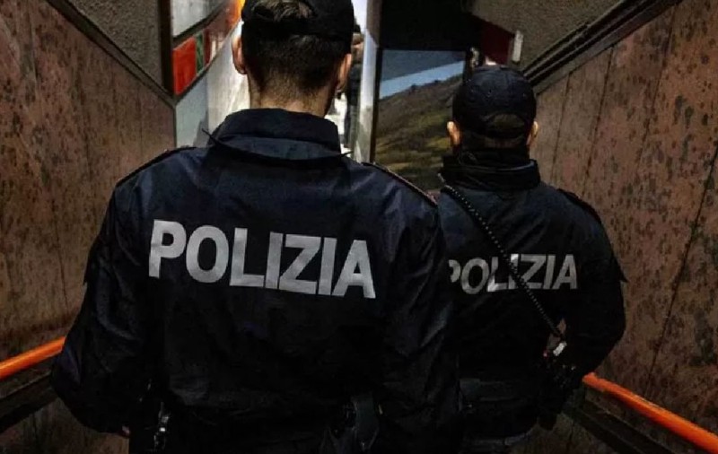 Un român și-a făcut o „peșteră a hoților plină de comori” și polițiștii au găsit acolo o pradă de zeci de mii de euro