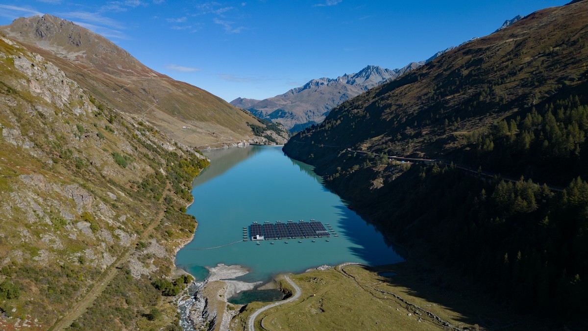 Vedere a lacului de acumulare „Lac des Toules” din Alpii Elvețieni, alături de parcul solar plutitor