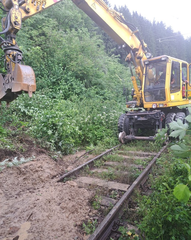 Sute de persoane au fost blocate în două trenuri surprinse de o alunecare de teren în Suceava. Precizările CFR