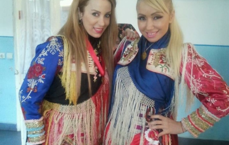 Annes şi Sonia Trifan s-au îmbrăcat în costume populare ce cântăresc 25 de kilograme!