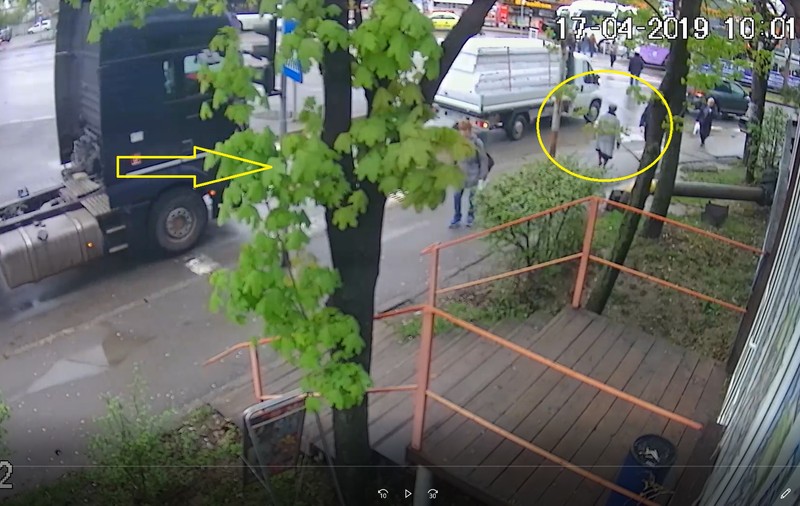 VIDEO | O femeie a fost accidentată mortal pe o trecere de pietoni, pe verde, și târâtă 17 metri. Procurorii au clasat dosarul și spun că șoferul nu era obligat să oprească