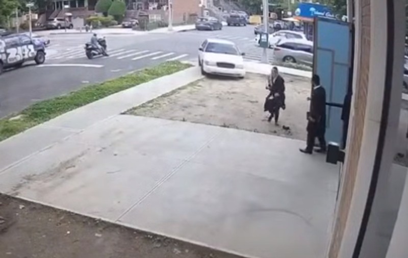 Un șofer a vrut să intre cu mașina în oamenii de pe trotuarul din fața școlii evreiești din Brooklyn | VIDEO