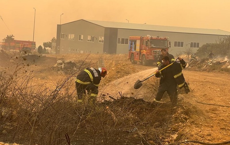 Pompierii români, trimiși din nou în Grecia. Imagini de la prima lor misiune, la un incendiu care amenință un spital