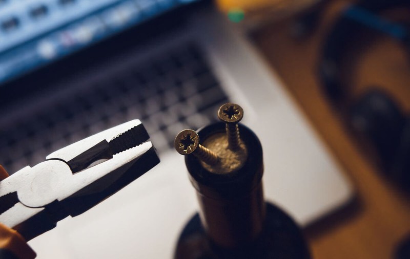 Cum deschizi sticla de vin dacă nu ai la îndemână un tirbușon