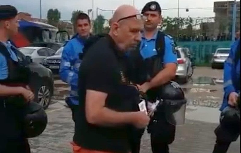 Un suporter a fost umilit la porțile arenei: ”Stați să vă dau banii înapoi! 20 de bani e mult!” | VIDEO SCANDALOS