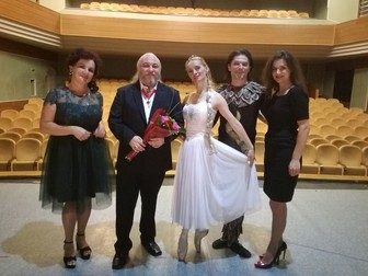 Marius Dragomir (centru) alături de balerinii Dorin și Emilia Mirea