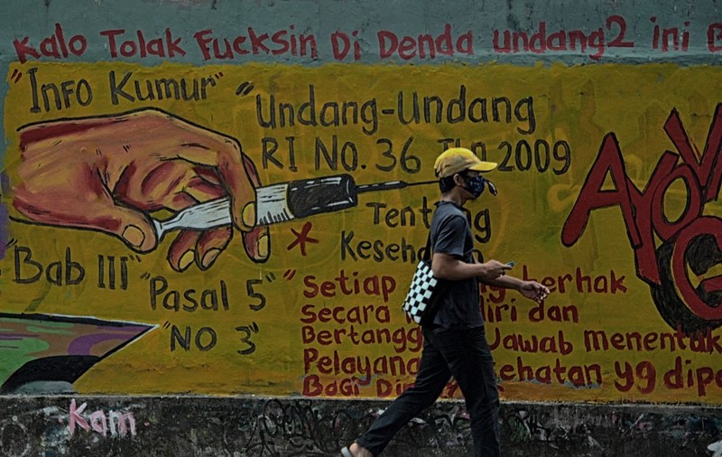 Strategia neobișnuită de vaccinare a Indoneziei, ”tinerii și influencerii mai întâi”, stârnește uimire și critici. Cum explică oficialii alegerea
