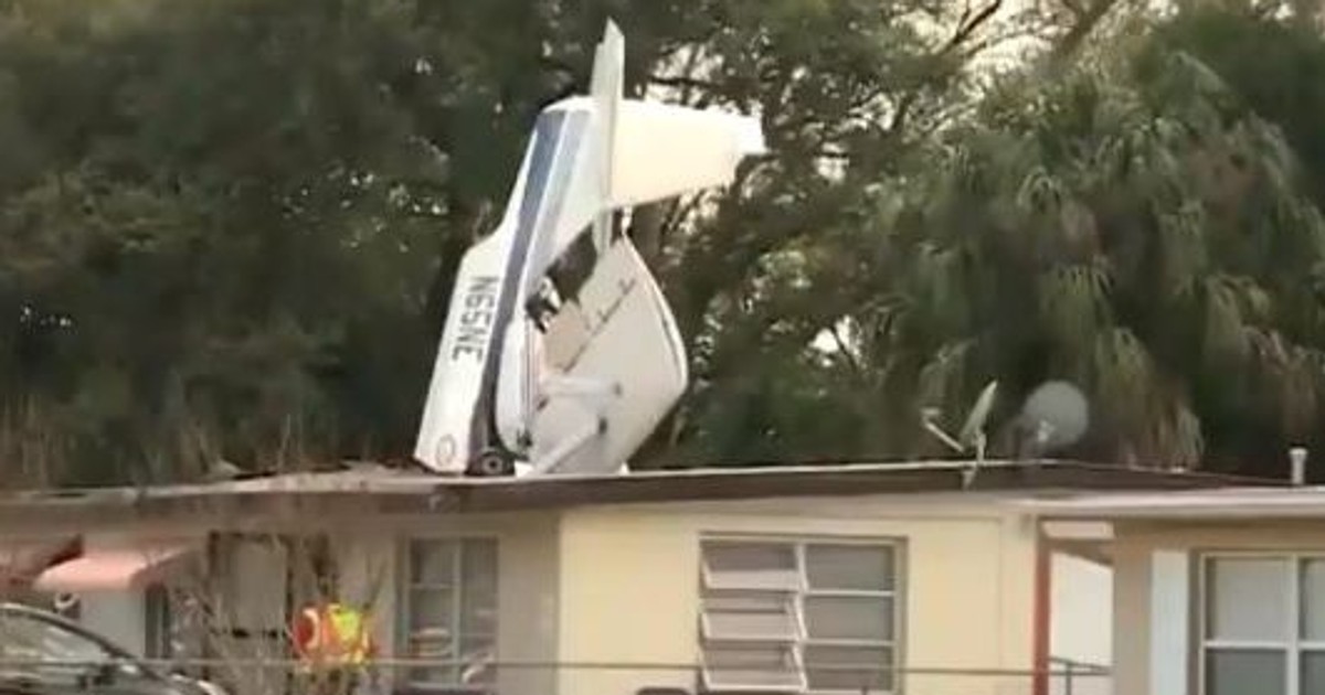 Un avion de mici dimensiuni s-a prăbușit peste o casă în Florida