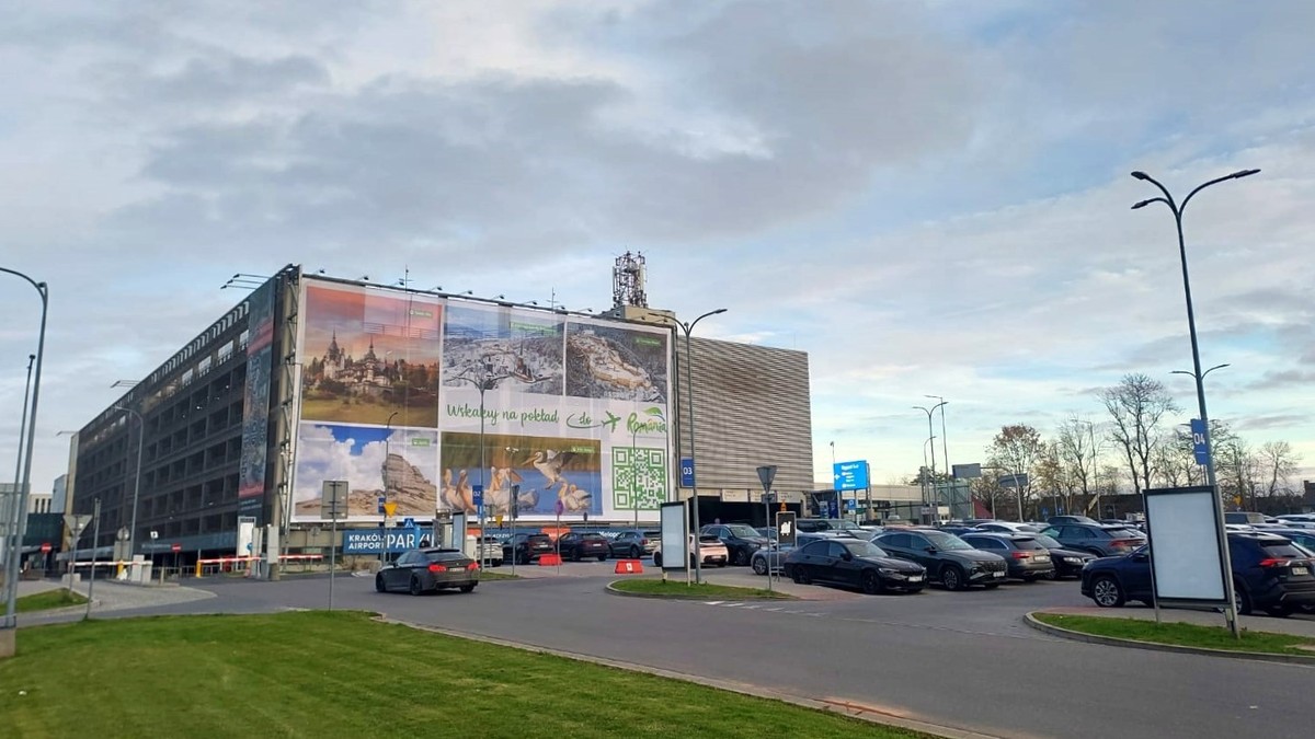 clădire din polonia cu un banner cu o reclamă la locații turistice românești