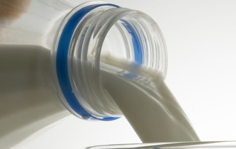 Laptele contaminat cu o toxină cauzatoare de CANCER provoacă PANICĂ în Balcan