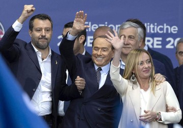 Matteo Salvini (stânga), Silvio Berlusconi (mijloc), Giorgia Meloni (dreapta). Sursa: EPA-EFE/MASSIMO PERCOSSI